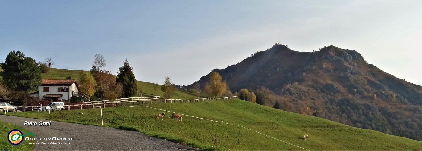 08 Breve salita per stradetta con vista sul Monte Gioco.JPG